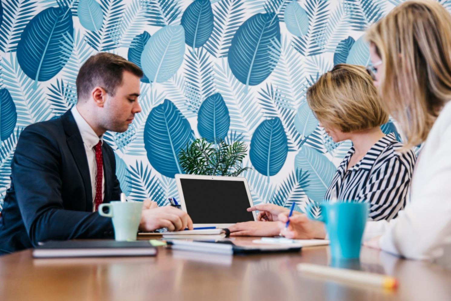 Équipe travaillant sur la planification budgétaire d'événements